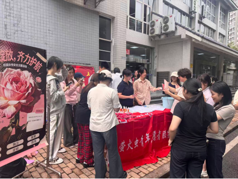 守护绽放 齐力护航  —— 萤火虫青年志愿者服务队开展女性安全主题宣传活动